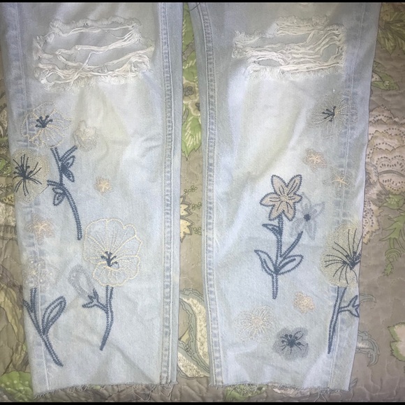 SOLD🦋 Zara Embroidered Mom Fit Jeans Size 8 - Picture 7 of 9